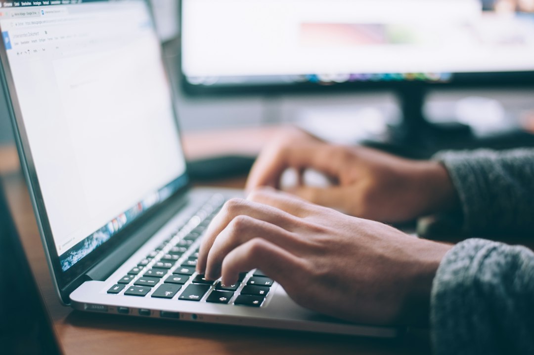 Mani sulla tastiera di un computer portatile